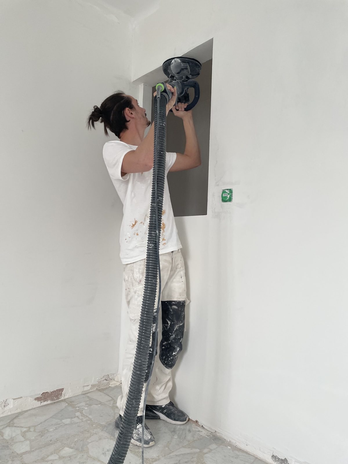 Jérémy Errougui, artisan E.RÉNOV, au travail sur un chantier