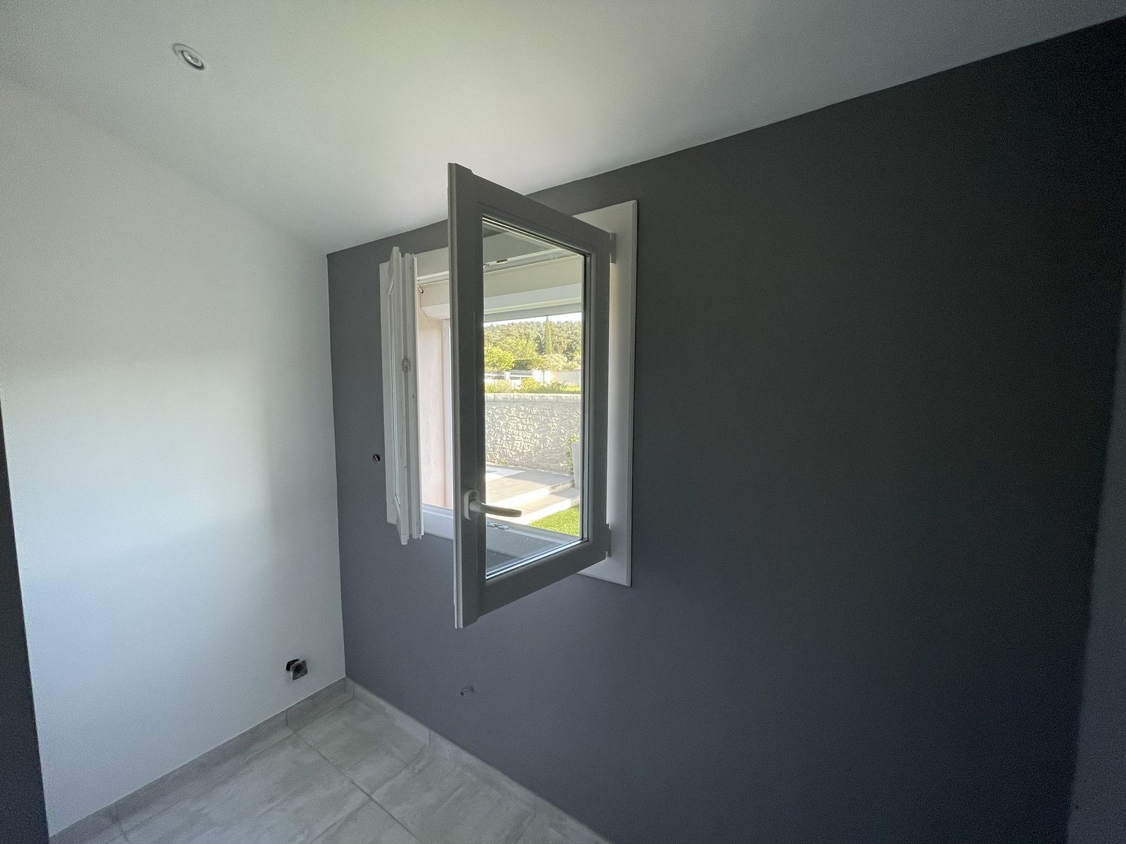 Chambre repeinte en gris anthracite