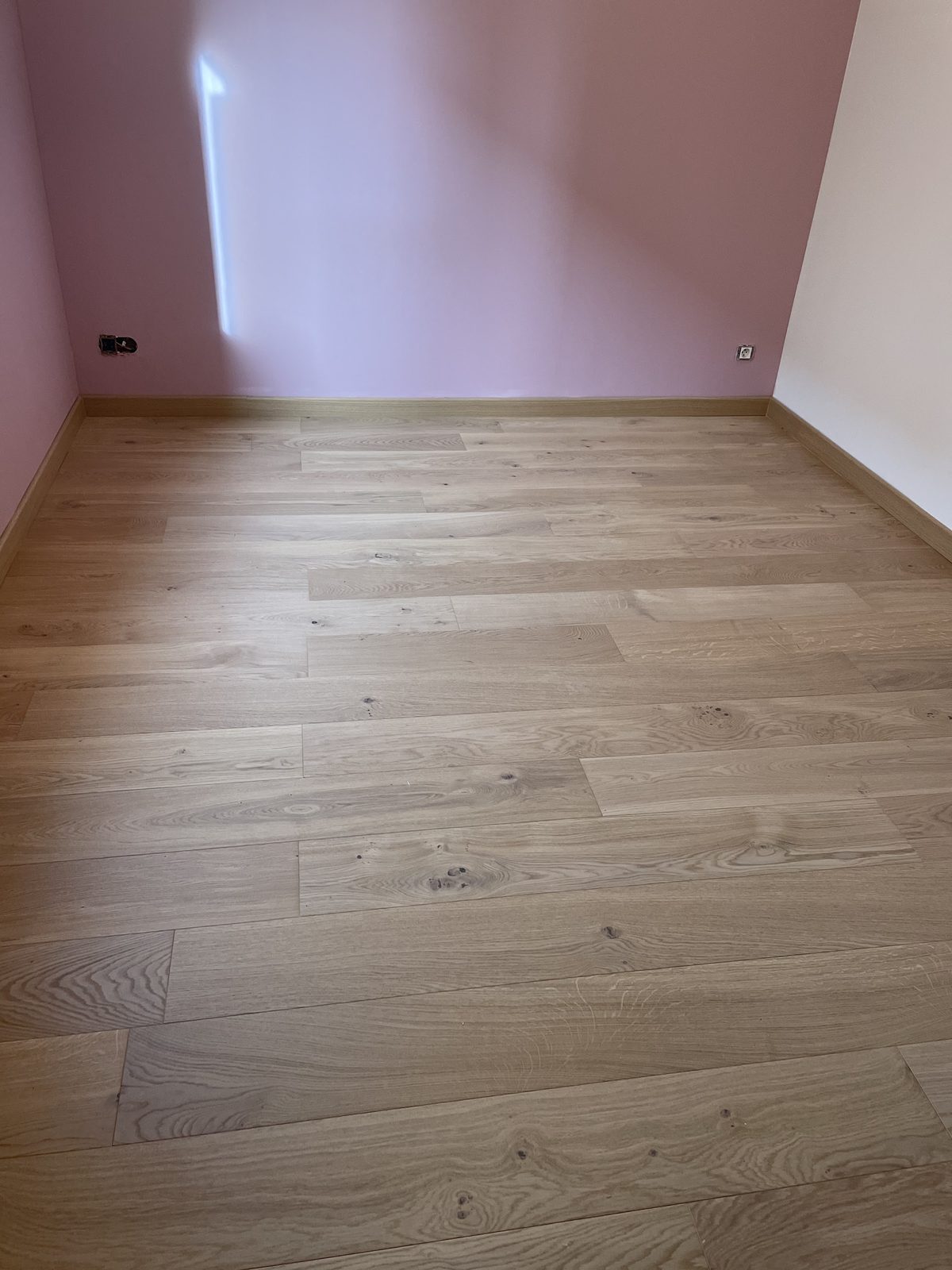 Chambre repeinte en rose poudré