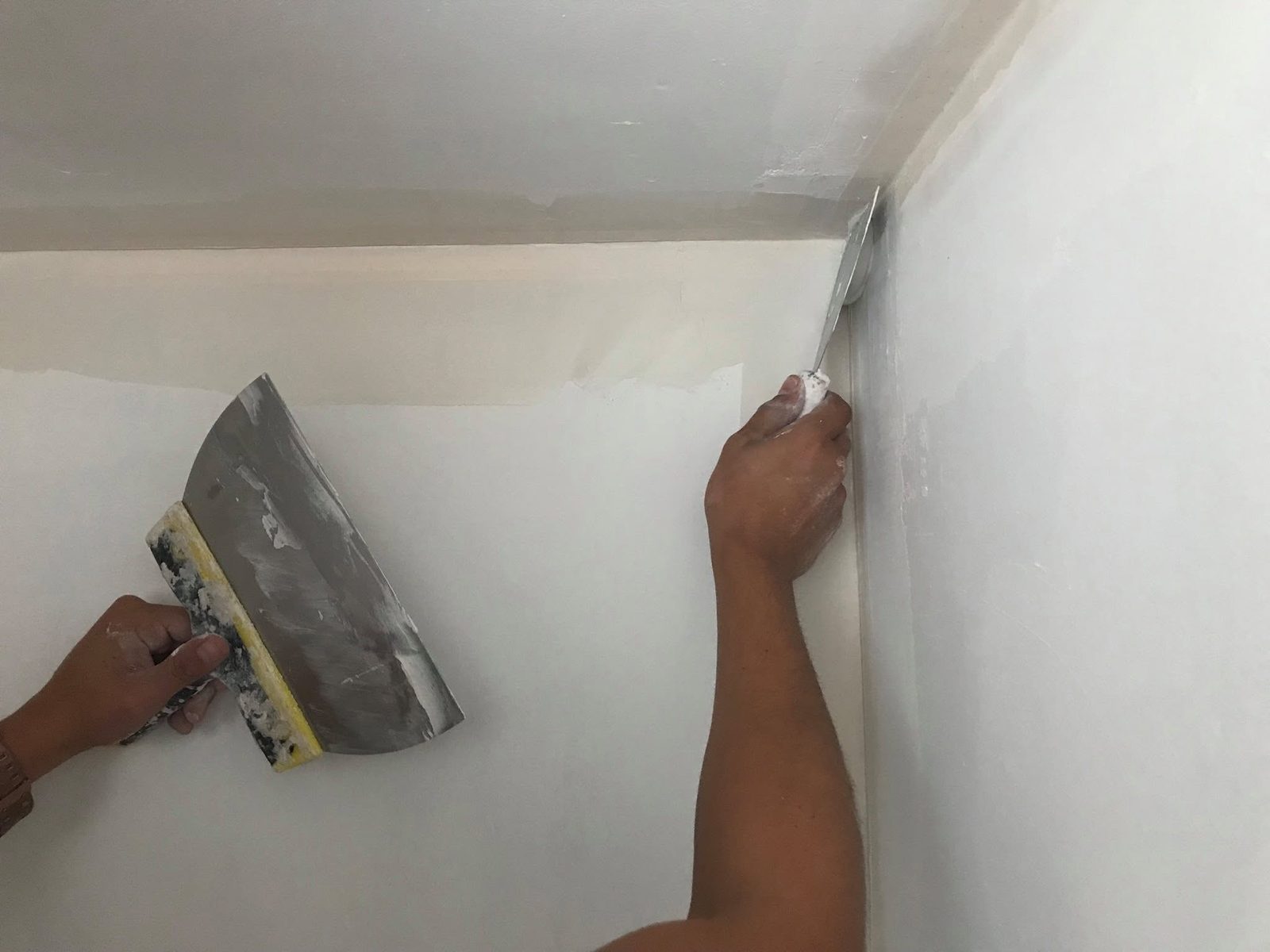 Lissage d'un mur à l'enduit