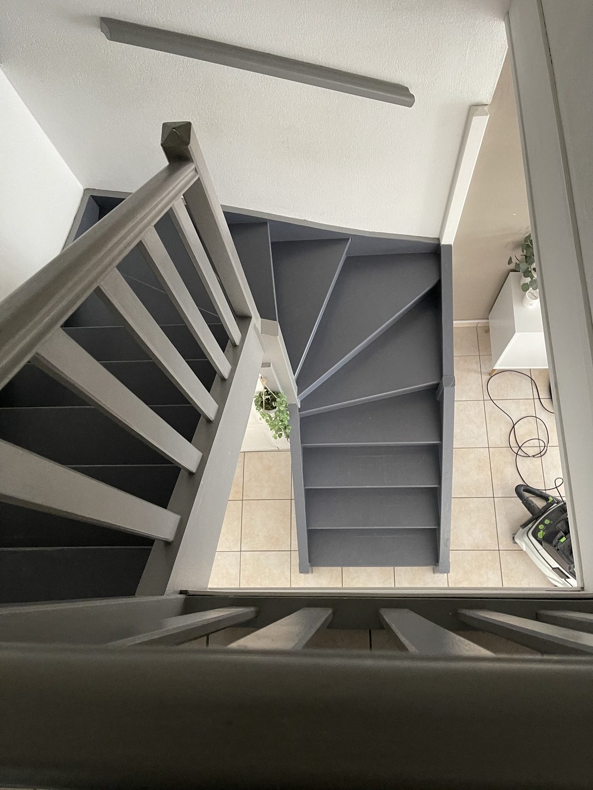 Escalier rénové avec peinture et finitions