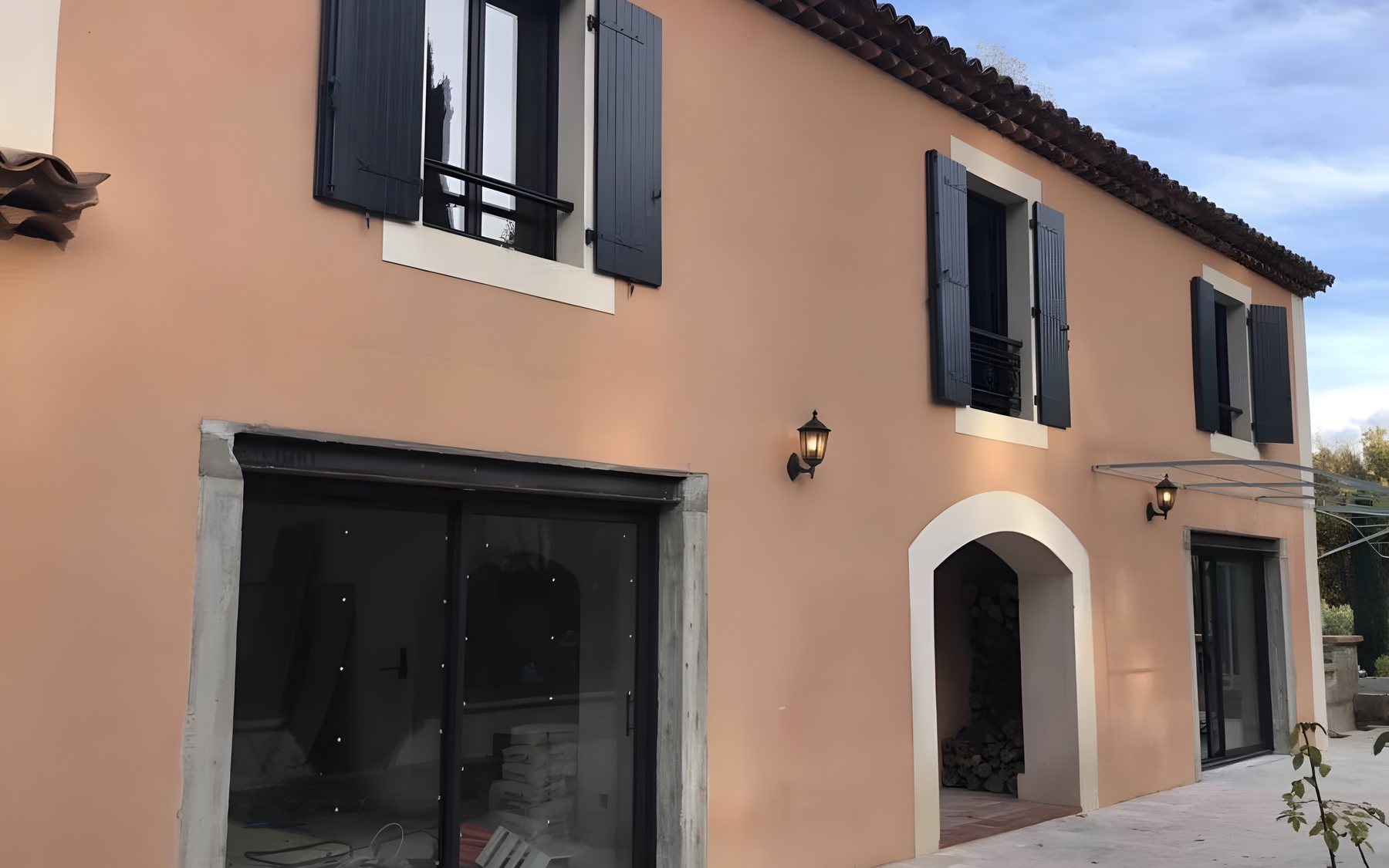 Façade du mas après rénovation par E.RÉNOV