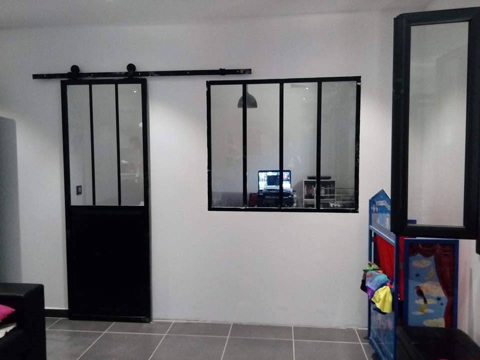 Verrière d'atelier en acier noir avec porte coulissante